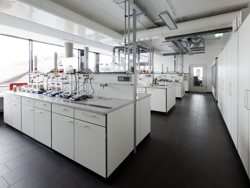 Hightech-Labor von Oest mit Analysegeräten für die Schmierstoff-Forschung und Qualitätssicherung